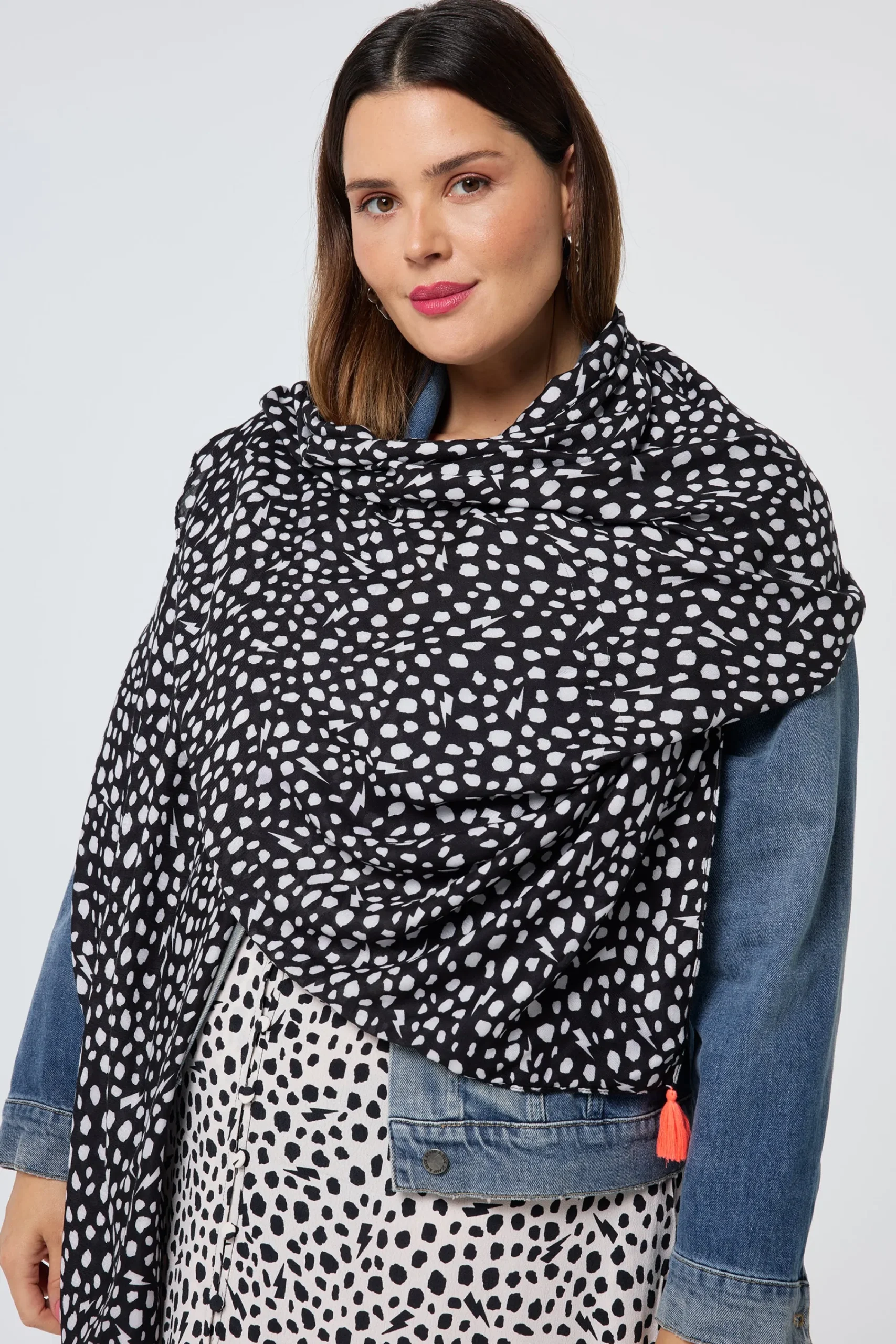 Women Scamp & Dude Black with White Cheetah Charity Super Scarf
